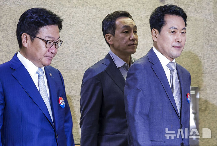 [서울=뉴시스] 정병혁 기자 = 장동혁 국민의힘 대표를 비롯한 당 지도부가 13일 서울 여의도 국회에서 열린 최고위원회의에 참석하고 있다. 2026.07.13. jhope@newsis.com