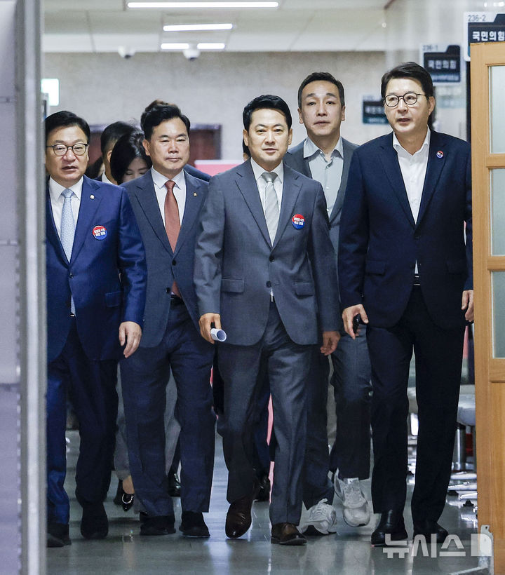 [서울=뉴시스] 정병혁 기자 = 장동혁 국민의힘 대표를 비롯한 당 지도부가 13일 서울 여의도 국회에서 열린 최고위원회의에 참석하고 있다. 2026.07.13. jhope@newsis.com