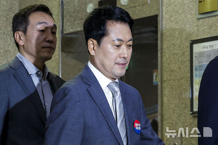 [서울=뉴시스] 정병혁 기자 = 장동혁 국민의힘 대표가 13일 서울 여의도 국회에서 열린 최고위원회의에 참석하고 있다. 2026.07.13. jhope@newsis.com