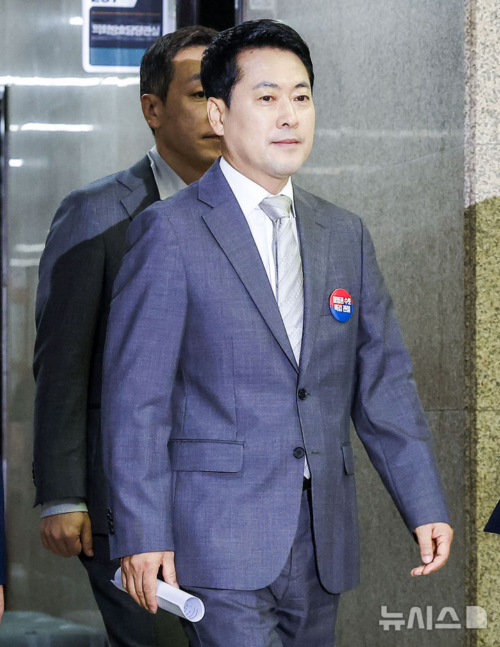 [서울=뉴시스] 정병혁 기자 = 장동혁 국민의힘 대표가 13일 서울 여의도 국회에서 열린 최고위원회의에 참석하고 있다. 2026.07.13. jhope@newsis.com