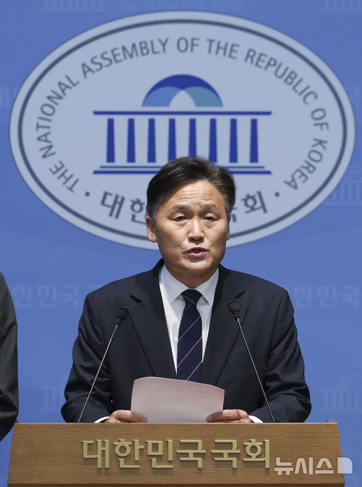 [서울=뉴시스] 김근수 기자 = 김영진 국회 행정안전위원회 위원장과 더불어민주당 행안위 위원들이 지난 13일 오전 서울 여의도 국회 소통관에서 장윤기 사건 수사방해 의혹 규명 및 국회 정상화를 촉구하는 기자회견을 하고 있다. 2026.07.13. ks@newsis.com