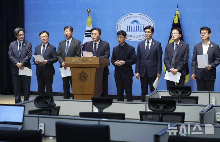 기자회견하는 김영진 국회 행안위 위원장