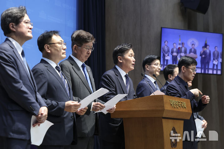 발언하는 김영진 국회 행안위 위원장