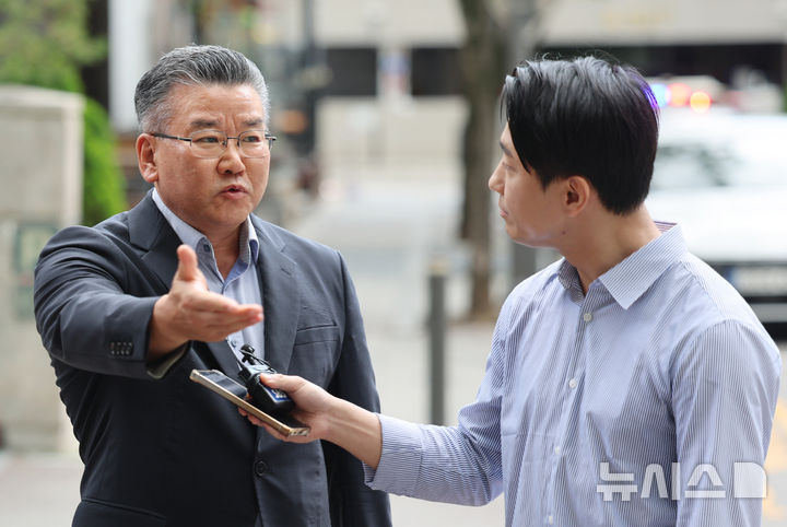 [과천=뉴시스] 조성우 기자 = 직권남용권리행사방해 혐의를 받는 유병호 전 감사원 사무총장이 13일 오전 경기 과천시 2차 종합특검팀 사무실에서 피의자 조사를 받기 위해 출석하며 취재진 질문에 답하고 있다. 2026.07.13. xconfind@newsis.com
