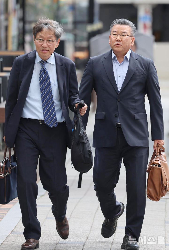 [과천=뉴시스] 조성우 기자 = 직권남용권리행사방해 혐의를 받는 유병호 전 감사원 사무총장이 13일 오전 경기 과천시 2차 종합특검팀 사무실에서 피의자 조사를 받기 위해 출석하고 있다. 2026.07.13. xconfind@newsis.com