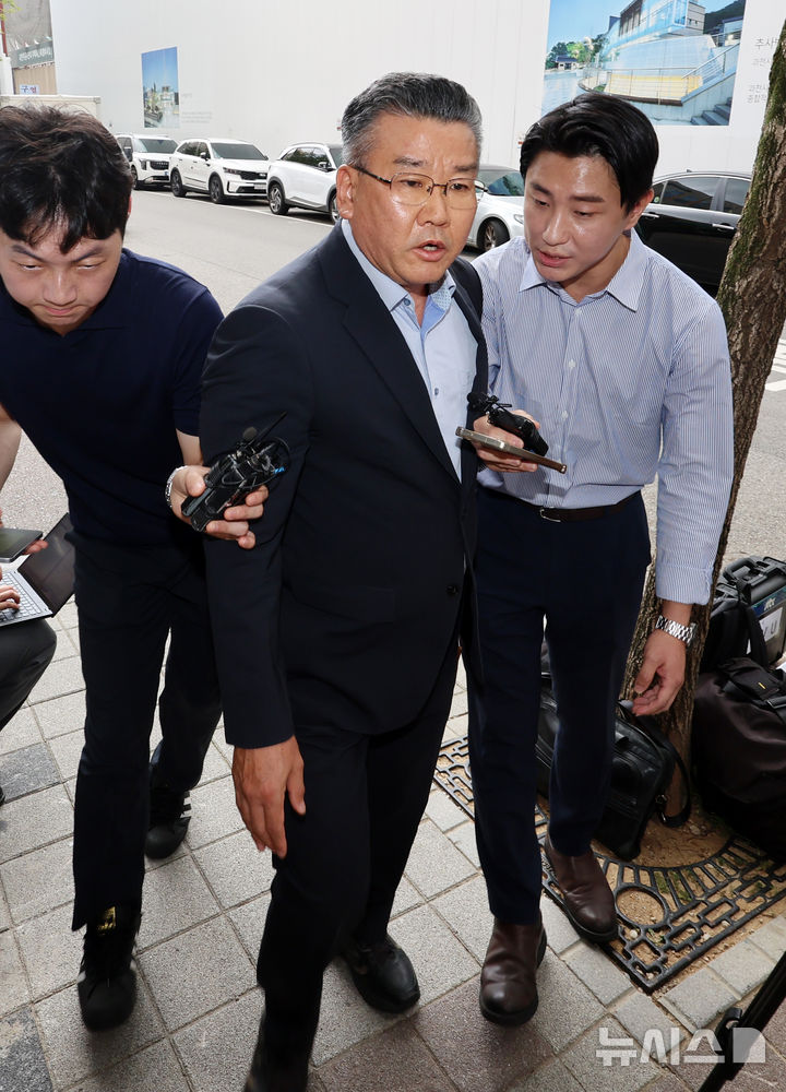 [과천=뉴시스] 조성우 기자 = 직권남용권리행사방해 혐의를 받는 유병호 전 감사원 사무총장이 13일 오전 경기 과천시 2차 종합특검팀 사무실에서 피의자 조사를 받기 위해 출석하고 있다. 2026.07.13. xconfind@newsis.com