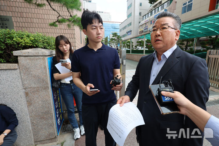 [과천=뉴시스] 조성우 기자 = 직권남용권리행사방해 혐의를 받는 유병호 전 감사원 사무총장이 13일 오전 경기 과천시 2차 종합특검팀 사무실에서 피의자 조사를 받기 위해 출석하며 발언하고 있다. 2026.07.13. xconfind@newsis.com