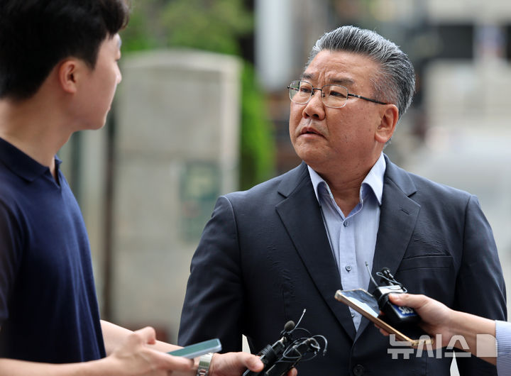 [과천=뉴시스] 조성우 기자 = 직권남용권리행사방해 혐의를 받는 유병호 전 감사원 사무총장이 13일 오전 경기 과천시 2차 종합특검팀 사무실에서 피의자 조사를 받기 위해 출석하며 취재진 질문을 듣고 있다. 2026.07.13. xconfind@newsis.com