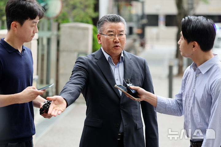 [과천=뉴시스] 조성우 기자 = 직권남용권리행사방해 혐의를 받는 유병호 전 감사원 사무총장이 13일 오전 경기 과천시 2차 종합특검팀 사무실에서 피의자 조사를 받기 위해 출석하며 발언하고 있다. 2026.07.13. xconfind@newsis.com