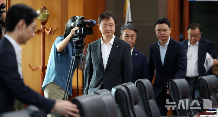 [서울=뉴시스]김선웅 기자 = 이찬진 금융감독원장이 지난 13일 서울 여의도 한국금융투자협회에서 열린 자산운용사 CEO 간담회에 참석하고 있다. 2026.07.13. mangusta@newsis.com