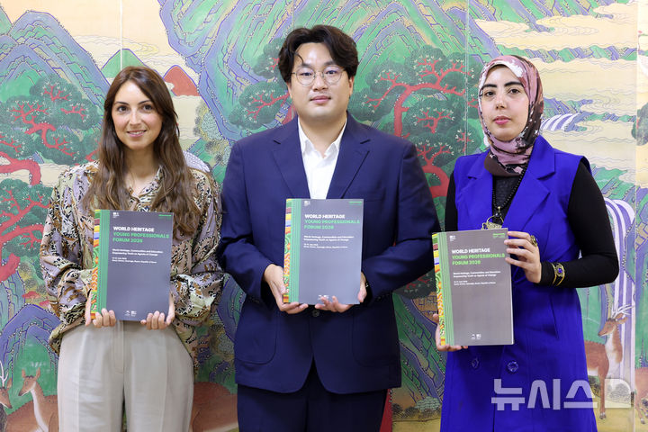 [서울=뉴시스] 박진희 기자 = 이탈리아 알젤라 푸피니(Angela Puppini, 왼쪽부터) 프리랜서 프로젝트 매니져, 한국 이재훈 고고스코프 대표, 이집트 야스민 압도(Yasmein Abdo) 유엔 이주 청년·아동 플랫폼 교육 총괄이 13일 서울 종로구 국립고궁박물관에서 국가유산청, 유네스코한국위원회, 유네스코 세계유산센터(WHC) 공동 주최 '2026 세계유산 청년전문가 포럼(2026 World Heritage Young Professionals Forum)' 행사에 앞서 기자간담회를 하고 있다. 2026.07.13. pak7130@newsis.com