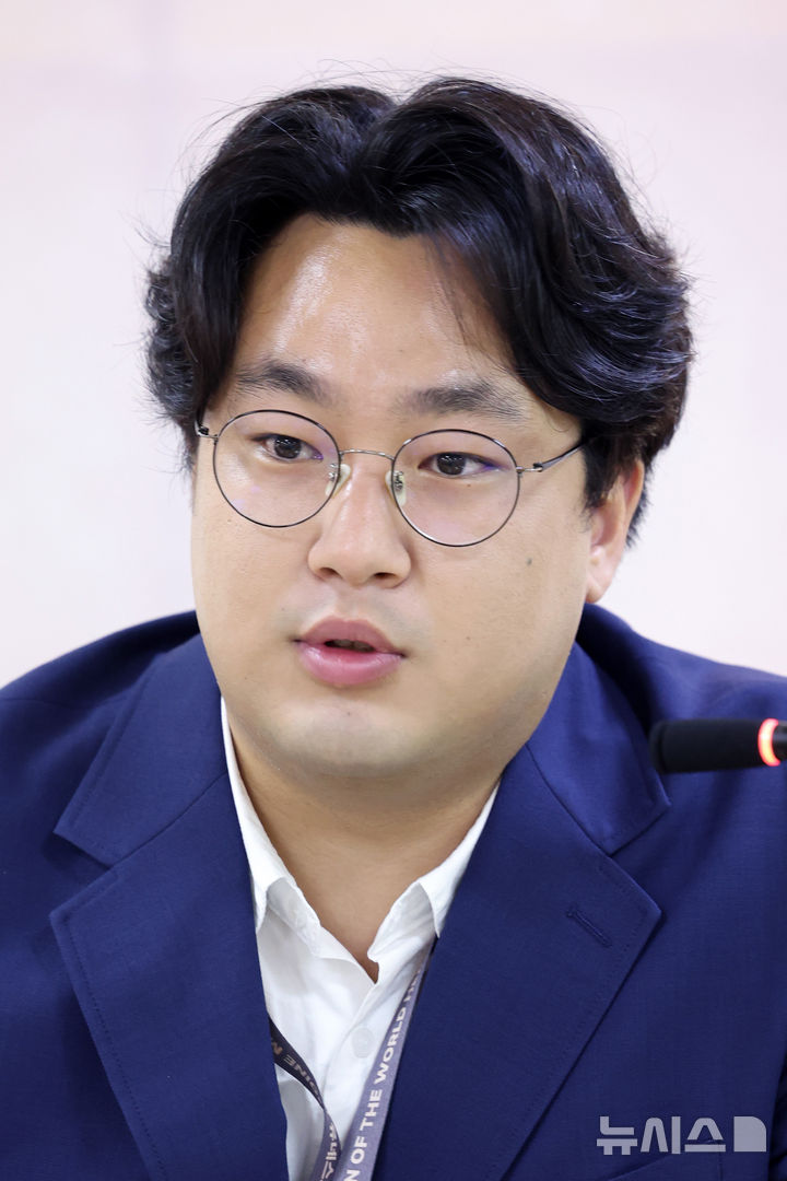 [서울=뉴시스] 박진희 기자 = 이재훈 고고스코프 대표가 13일 서울 종로구 국립고궁박물관에서 국가유산청, 유네스코한국위원회, 유네스코 세계유산센터(WHC) 공동 주최 '2026 세계유산 청년전문가 포럼(2026 World Heritage Young Professionals Forum)' 행사에 앞서 기자간담회를 하고 있다. 2026.07.13. pak7130@newsis.com