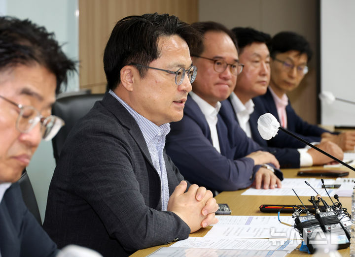 [세종=뉴시스] 배훈식 기자 = 문신학 산업통상부 차관이 13일 오전 세종시 정부세종청사에서 열린 원유 수급 긴금 점검 회의에서 발언하고 있다. 2026.07.13. dahora83@newsis.com