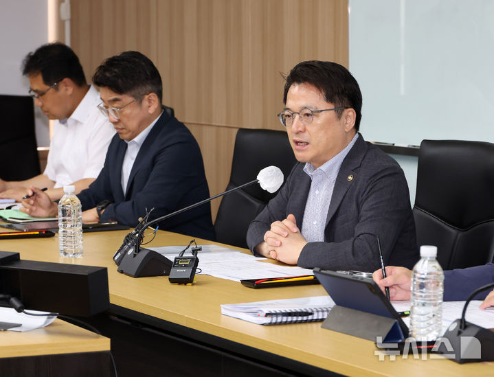 [세종=뉴시스] 배훈식 기자 = 문신학 산업통상부 차관이 13일 오전 세종시 정부세종청사에서 열린 원유 수급 긴금 점검 회의에서 발언하고 있다. 2026.07.13. dahora83@newsis.com
