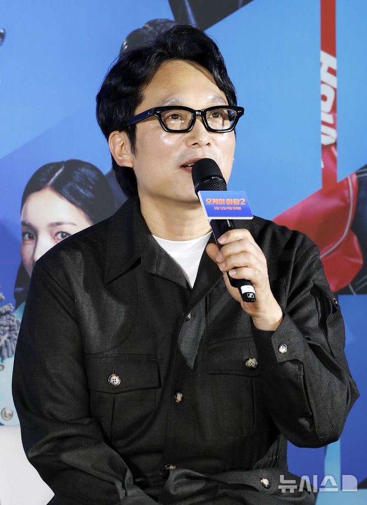 [서울=뉴시스] 김혜진 기자 = 이철하 감독이 13일 서울 용산구 CGV용산아이파크몰에서 열린 영화 '오케이마담2' 제작보고회에서 인사말을 하고 있다. 2026.07.13. jini@newsis.com
