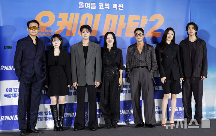 [서울=뉴시스] 김혜진 기자 = 배우 박성웅(왼쪽부터), 박진주, 려운, 엄정화, 배정남, 최수영, 이상윤이 13일 서울 용산구 CGV용산아이파크몰에서 열린 영화 '오케이마담2' 제작보고회에서 포즈를 취하고 있다. 2026.07.13. jini@newsis.com