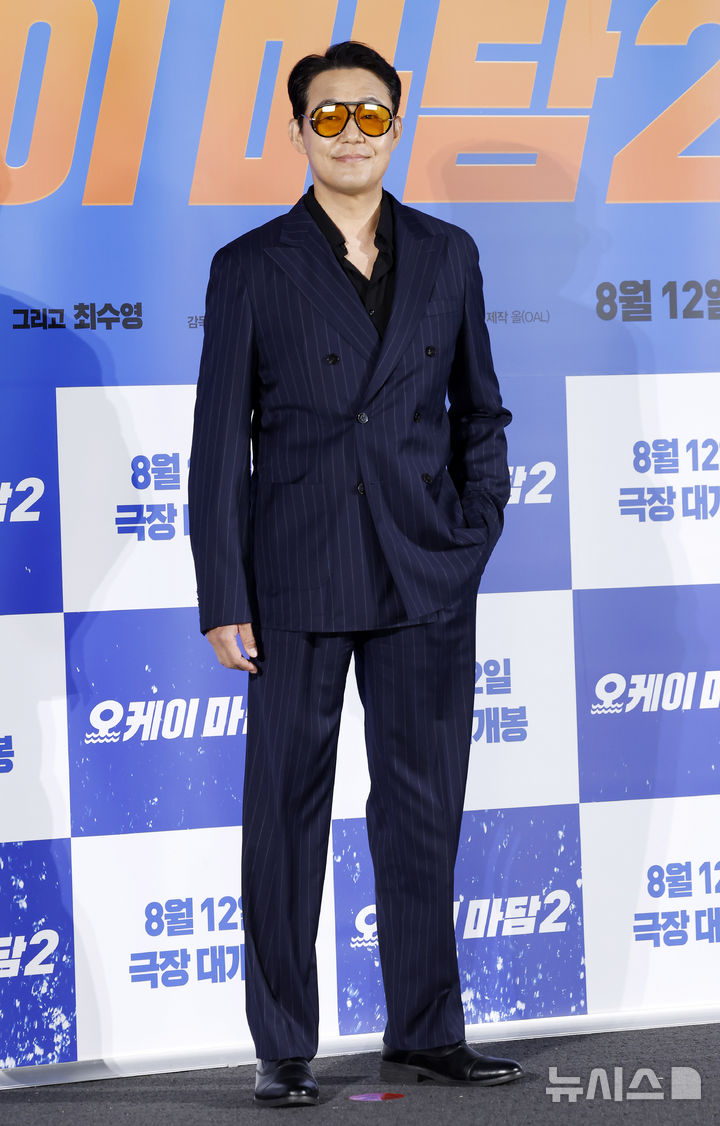 [서울=뉴시스] 김혜진 기자 = 배우 박성웅이 13일 서울 용산구 CGV용산아이파크몰에서 열린 영화 '오케이마담2' 제작보고회에서 포즈를 취하고 있다. 2026.07.13. jini@newsis.com
