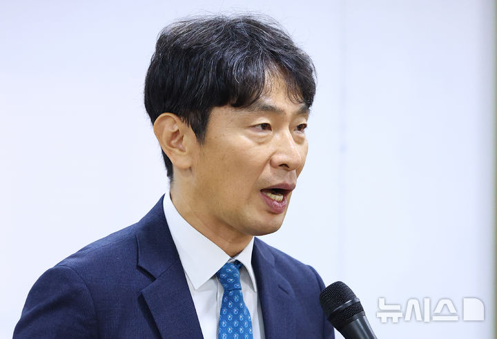 [서울=뉴시스] 황준선 기자 = 중앙그룹 채권투자 피해자 변호를 맡은 이복현 전 금융감독원장이 13일 오전 서울 종로구 변호사회관에서 열린 언론 브리핑에서 발언하고 있다. 2026.07.13. hwang@newsis.com