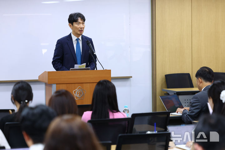 [서울=뉴시스] 황준선 기자 = 중앙그룹 채권투자 피해자 변호를 맡은 이복현 전 금융감독원장이 13일 오전 서울 종로구 변호사회관에서 열린 언론 브리핑에서 발언하고 있다. 변호인단은 지난 10일 금융감독원에 'JTBC 회사채·전단채 발행과 관련한 금융회사 검사에 대한 변호인단 의견서'를 제출했다. 2026.07.13. hwang@newsis.com