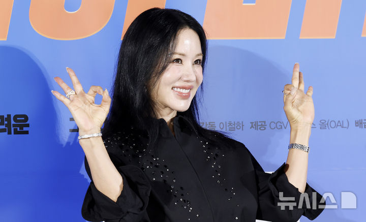 [서울=뉴시스] 김혜진 기자 = 배우 엄정화가 13일 서울 용산구 CGV용산아이파크몰에서 열린 영화 '오케이마담2' 제작보고회에서 포즈를 취하고 있다. 2026.07.13. jini@newsis.com