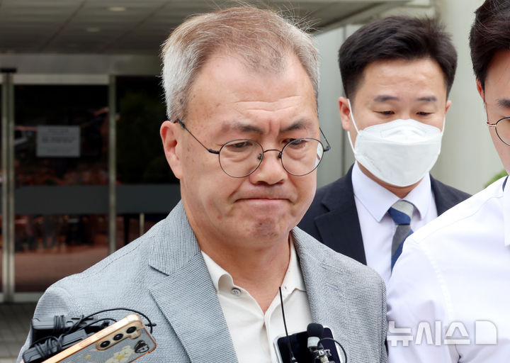 [서울=뉴시스] 박영태 기자 = 내란 가담 의혹을 받는 강호필 전 육군지상작전사령이 구속을 면했다.사진은 강 전 사령관이 지난 13일 서울 서초구 중앙지법에서 열린 구속영장실질심사를 끝낸 후 법원을 나서는 모습. 2026.07.14. since1999@newsis.com