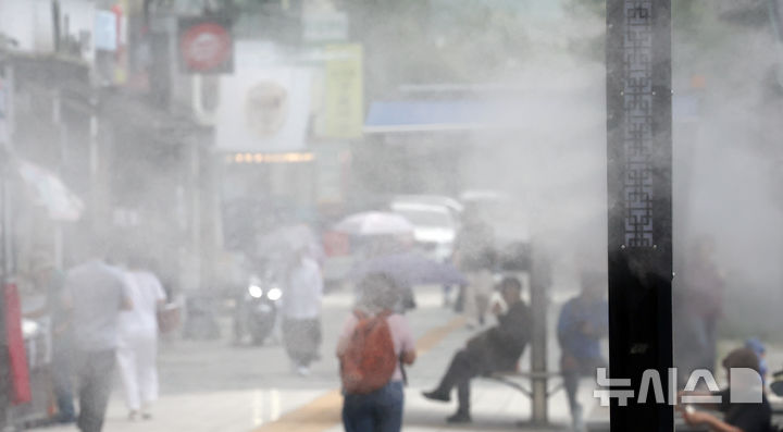  [부산=뉴시스] 하경민 기자 = 전국에 폭염이 기승을 부린 13일 부산 동구 부산진역 인근에서 시민들이 쿨링포그를 맞으며 더위를 식히고 있다. 2026.07.13. yulnetphoto@newsis.com
