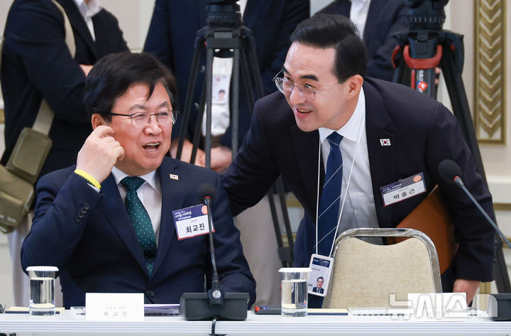 [서울=뉴시스] 조성봉 기자 = 박홍근 기획예산처 장관이 13일 청와대에서 열린 2026년 국가재정전략회의에서 최교진 교육부 장관과 대화를 하고 있다.(청와대통신사진기자단) 2026.07.13. suncho21@newsis.com