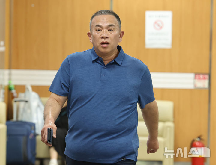 [서울=뉴시스] 박영태 기자 = '무상 여론조사 관련 정치자금법 위반 혐의'를 받는 정치브로커 명태균이 13일 오후 서울 서초구 중앙지법에서 열린 선고기일에 출석하고 있다. 2026.07.13. since1999@newsis.com