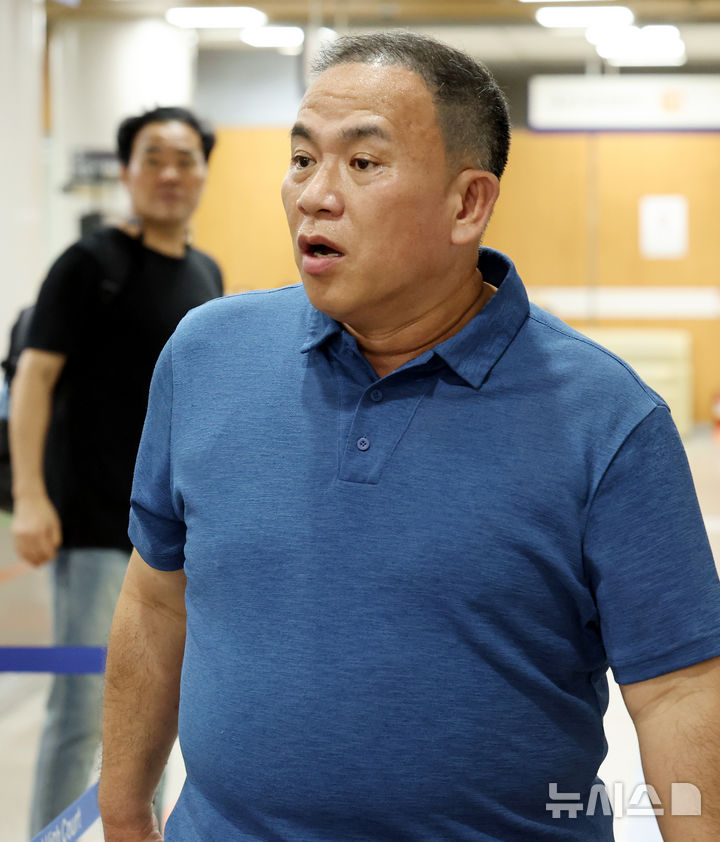 [서울=뉴시스] 박영태 기자 = 윤석열 전 대통령에게 무상으로 여론조사를 제공한 혐의로 1심에서 징역 1년6개월을 선고받은 정치 브로커 명태균씨가 석방됐다. 사진은 '무상 여론조사 관련 정치자금법 위반 혐의'를 받는 명씨가 7월 13일 오후 서울 서초구 중앙지법에서 열린 선고기일에 출석하고 있는 모습. 2026.08.24. since1999@newsis.com