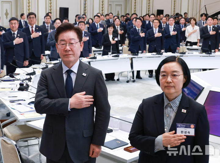 [서울=뉴시스] 조성봉 기자 = 이재명 대통령과 한성숙 국무총리가 13일 청와대에서 열린 2026년 국가재정전략회의에서 국민의례를 하고 있다.(청와대통신사진기자단) 2026.07.13. suncho21@newsis.com