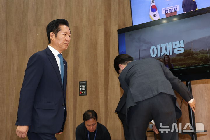 [서울=뉴시스] 최진석 기자 = 정청래 전 더불어민주당 대표가 13일 여의도 국회 소통관에서 당대표 출마 기자회견을 위해 이동하고 있다. 2026.07.13. myjs@newsis.com