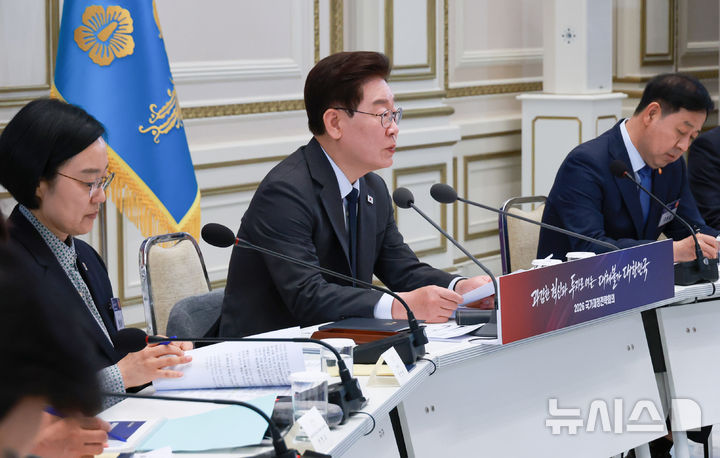 [서울=뉴시스] 조성봉 기자 = 이재명 대통령이 13일 청와대에서 열린 2026년 국가재정전략회의에서 발언을 하고 있다.(청와대통신사진기자단) 2026.07.13. suncho21@newsis.com