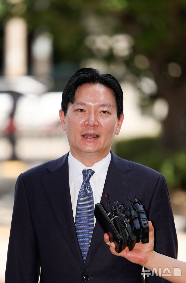 [인천=뉴시스]김선웅 기자 = 쌍방울 대북송금 사건 수사 과정에서 규정 위반을 이유로 정직 2개월 징계가 내려진 박상용 인천지방검찰청 부부장검사가 지난달 13일 인천지방검찰청에서 진행되는 감찰 조사에 출석하며 입장을 말하고 있다. 인천지검은 박 검사가 국회 조작기소 국정조사 특별위원회에 증인으로 출석해 선서를 거부하고 국민의힘 단독 개최 청문회에 참석한 것에 대해 조사할 예정인 것으로 알려졌다. 2026.07.13. mangusta@newsis.com