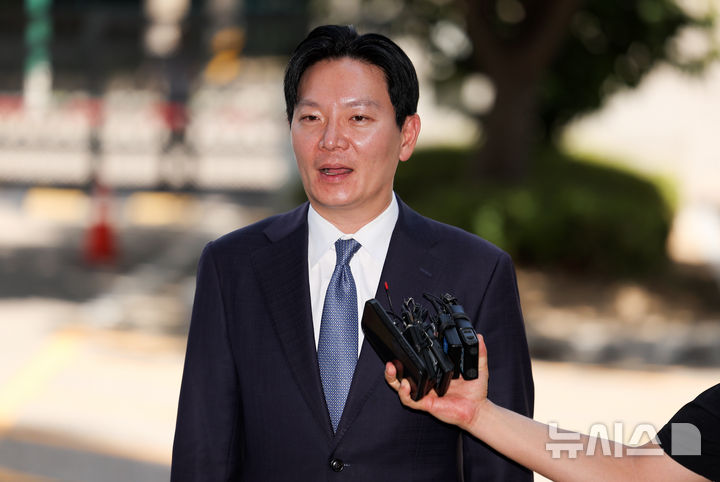 [인천=뉴시스]김선웅 기자 = 쌍방울 대북송금 사건 수사 과정에서 규정 위반을 이유로 정직 2개월 징계가 내려진 박상용 인천지방검찰청 부부장검사가 13일 인천지방검찰청에서 진행되는 감찰 조사에 출석하며 입장을 말하고 있다. 인천지검은 박 검사가 국회 조작기소 국정조사 특별위원회에 증인으로 출석해 선서를 거부하고 국민의힘 단독 개최 청문회에 참석한 것에 대해 조사할 예정인 것으로 알려졌다. 2026.07.13. mangusta@newsis.com