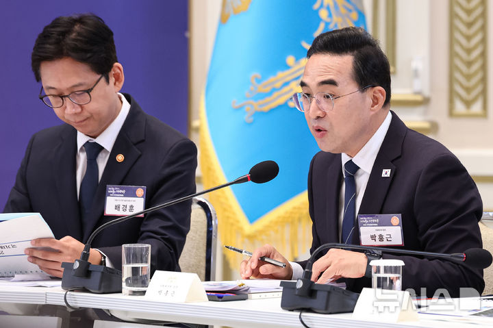 [서울=뉴시스] 조성봉 기자 = 박홍근 기획예산처 장관이 13일 청와대에서 열린 2026년 국가재정전략회의에서 재정운용 방향 발표를 하고 있다. (청와대통신사진기자단) 2026.07.13. suncho21@newsis.com