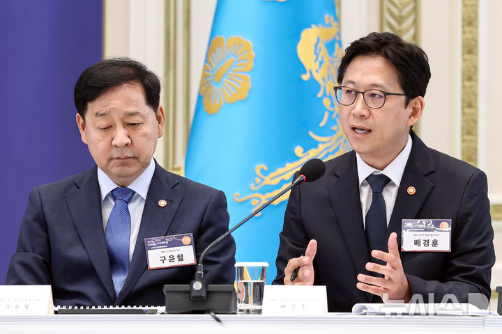 [서울=뉴시스] 조성봉 기자 = 배경훈 부총리 겸 과학기술정보통신부 장관이 13일 청와대에서 열린 2026년 국가재정전략회의에서 3대 메가프로젝트 지원 방안 발표를 하고 있다. (청와대통신사진기자단) 2026.07.13. suncho21@newsis.com