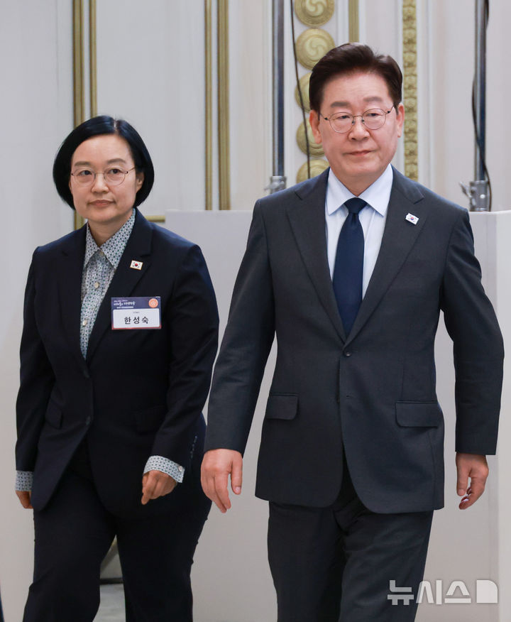 [서울=뉴시스] 조성봉 기자 = 이재명 대통령과 한성숙 국무총리가 13일 청와대에서 열린 2026년 국가재정전략회의에 입장하고 있다.(청와대통신사진기자단) 2026.07.13. suncho21@newsis.com