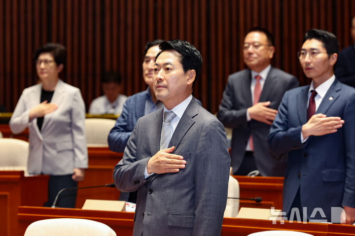 [서울=뉴시스] 김근수 기자 = 장동혁 국민의힘 대표가 13일 오후 서울 여의도 국회에서 열린 의원총회에 참석해 국민의례를 하고 있다. 2026.07.13. ks@newsis.com