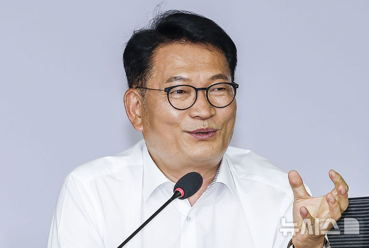 [서울=뉴시스] 정병혁 기자 = 송영길 더불어민주당 의원이 13일 서울 여의도 국회 의원회관에서 열린 다극세계와 한국의 대응전략 세미나에서 발언하고 있다. 2026.07.13. jhope@newsis.com