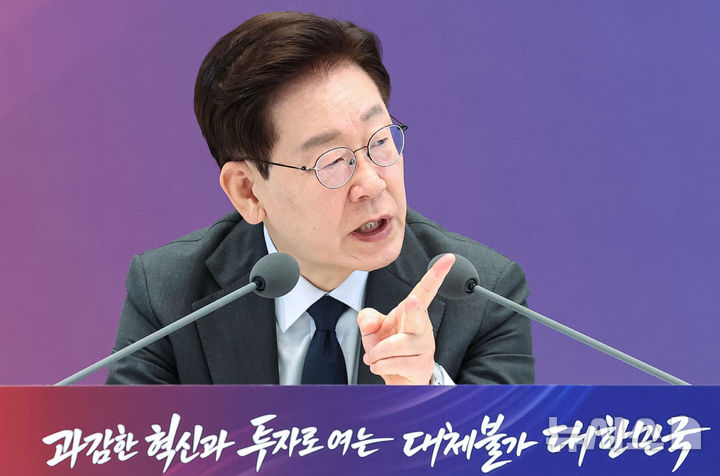 [서울=뉴시스] 조성봉 기자 = 이재명 대통령이 13일 청와대에서 열린 2026년 국가재정전략회의에서 발언하고 있다. (청와대통신사진기자단) 2026.07.13. suncho21@newsis.com