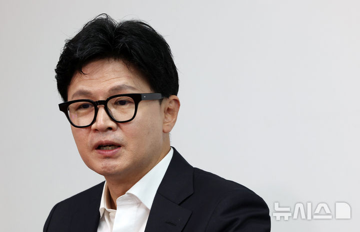 [서울=뉴시스] 고범준 기자 = 한동훈 무소속 의원이 13일 서울 여의도 국회 의원회관 의원실에서 '부산 돌려차기' 사건 피해자와 비공개 면담을 마치고 발언하고 있다. 2026.07.13. bjko@newsis.com
