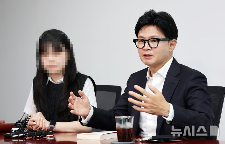 [서울=뉴시스] 고범준 기자 = 한동훈 무소속 의원이 13일 서울 여의도 국회 의원회관 의원실에서 '부산 돌려차기' 사건 피해자와 비공개 면담을 마치고 발언하고 있다. 2026.07.13. bjko@newsis.com