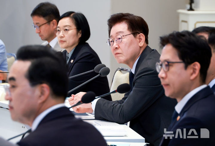 [서울=뉴시스] 조성봉 기자 = 이재명 대통령이 13일 청와대에서 열린 2026년 국가재정전략회의에서 민간전문가의 발언을 경청하고 있다.(청와대통신사진기자단) 2026.07.13. suncho21@newsis.com
