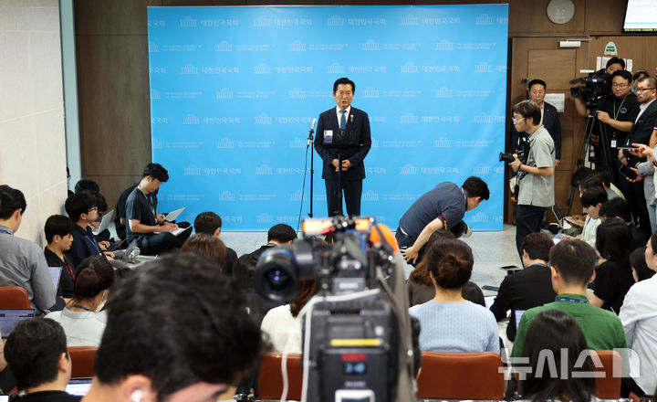 [서울=뉴시스] 최진석 기자 = 정청래 전 더불어민주당 대표가 13일 여의도 국회 소통관에서 당대표 출마 기자회견을 마친 뒤 백브리핑을 하고 있다. 2026.07.13. myjs@newsis.com