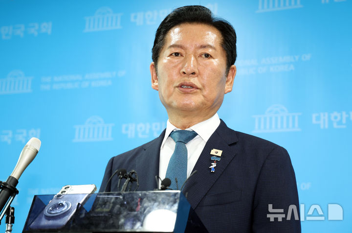 [서울=뉴시스] 최진석 기자 = 정청래 전 더불어민주당 대표가 13일 여의도 국회 소통관에서 당대표 출마 기자회견을 마친 뒤 백브리핑을 하고 있다. 2026.07.13. myjs@newsis.com