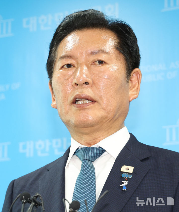 [서울=뉴시스] 최진석 기자 = 정청래 전 더불어민주당 대표가 13일 여의도 국회 소통관에서 당대표 출마 기자회견을 마친 뒤 백브리핑을 하고 있다. 2026.07.13. myjs@newsis.com