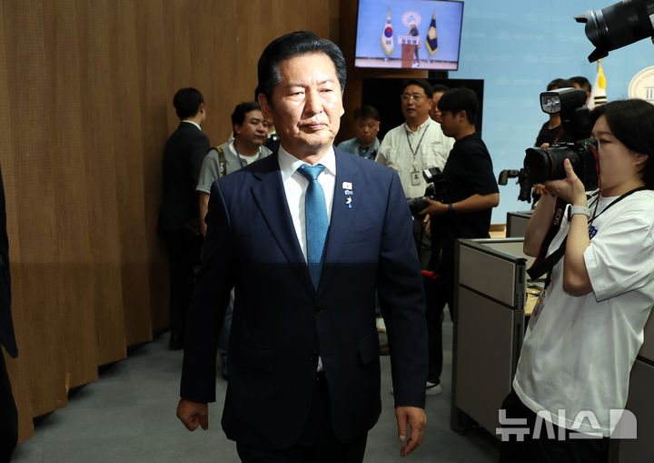 [서울=뉴시스] 최진석 기자 = 정청래 전 더불어민주당 대표가 13일 여의도 국회 소통관에서 당대표 출마 기자회견을 마친 뒤 이동하고 있다. 2026.07.13. myjs@newsis.com