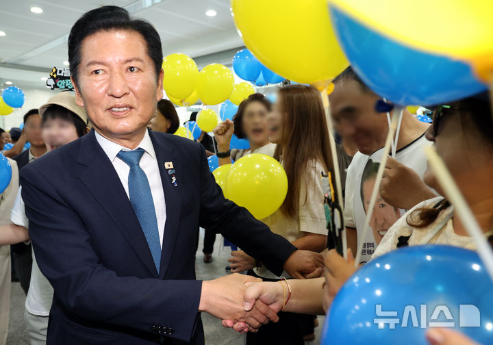 [서울=뉴시스] 최진석 기자 = 정청래 전 더불어민주당 대표가 13일 여의도 국회 소통관으로 당대표 출마 기자회견을 위해 입장하며 지지자들와 인사하고 있다. 2026.07.13. myjs@newsis.com