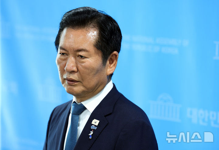 [서울=뉴시스] 최진석 기자 = 정청래 전 더불어민주당 대표가 13일 여의도 국회 소통관에서 당대표 출마 기자회견을 마친 뒤 백브리핑을 하고 있다. 2026.07.13. myjs@newsis.com