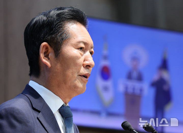 [서울=뉴시스] 최진석 기자 = 정청래 전 더불어민주당 대표가 13일 여의도 국회 소통관에서 당대표 출마 기자회견을 하고 있다. 2026.07.13. myjs@newsis.com